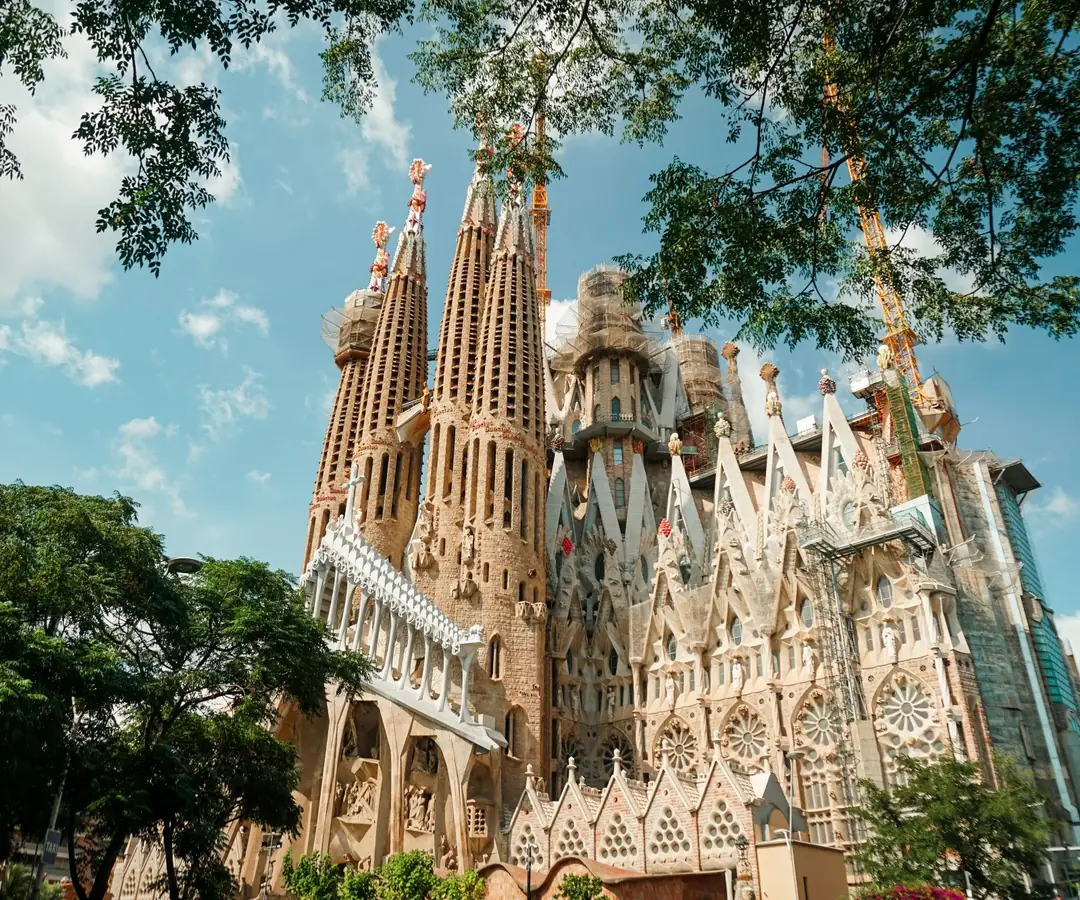 La Sagrada Familia de Barcelona bajo un cielo azul