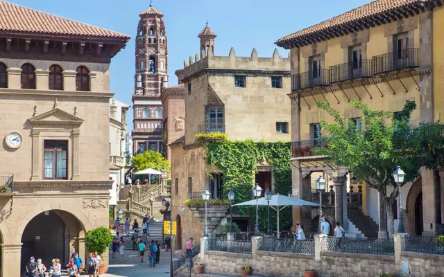 Entrada al Poble Espanyol con audioguía
