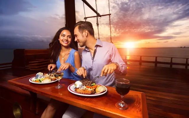 Crucero con cena romántica Columbus con menú de carne o vegetariano + cuota de amarre