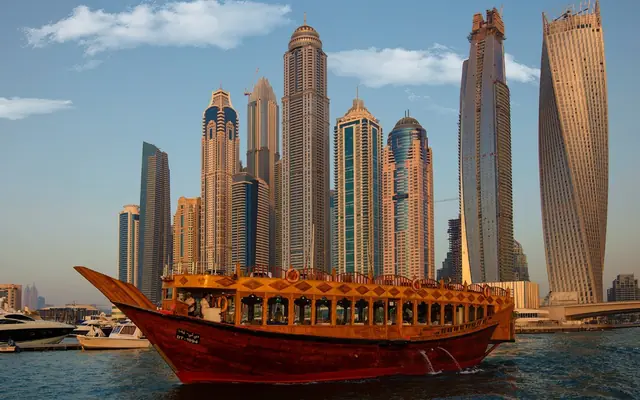 Crociera e cena a bordo del dau intorno al porticciolo di Dubai