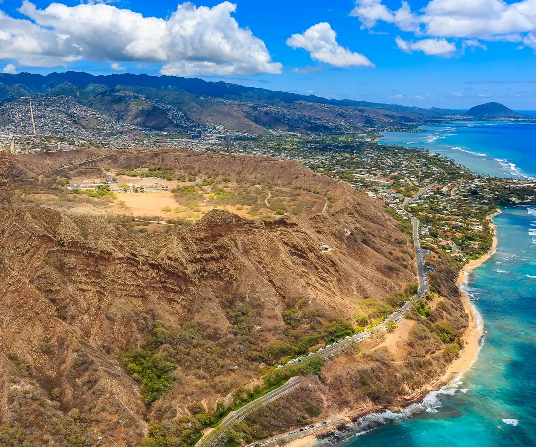 Luchtfoto van de krater Diamond Head en Waikiki