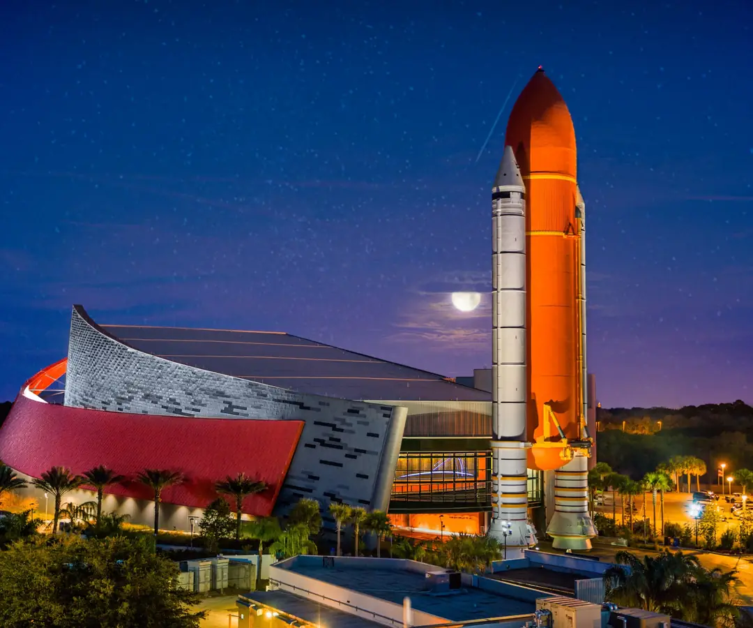 Il Kennedy Space Center con il razzo al tramonto