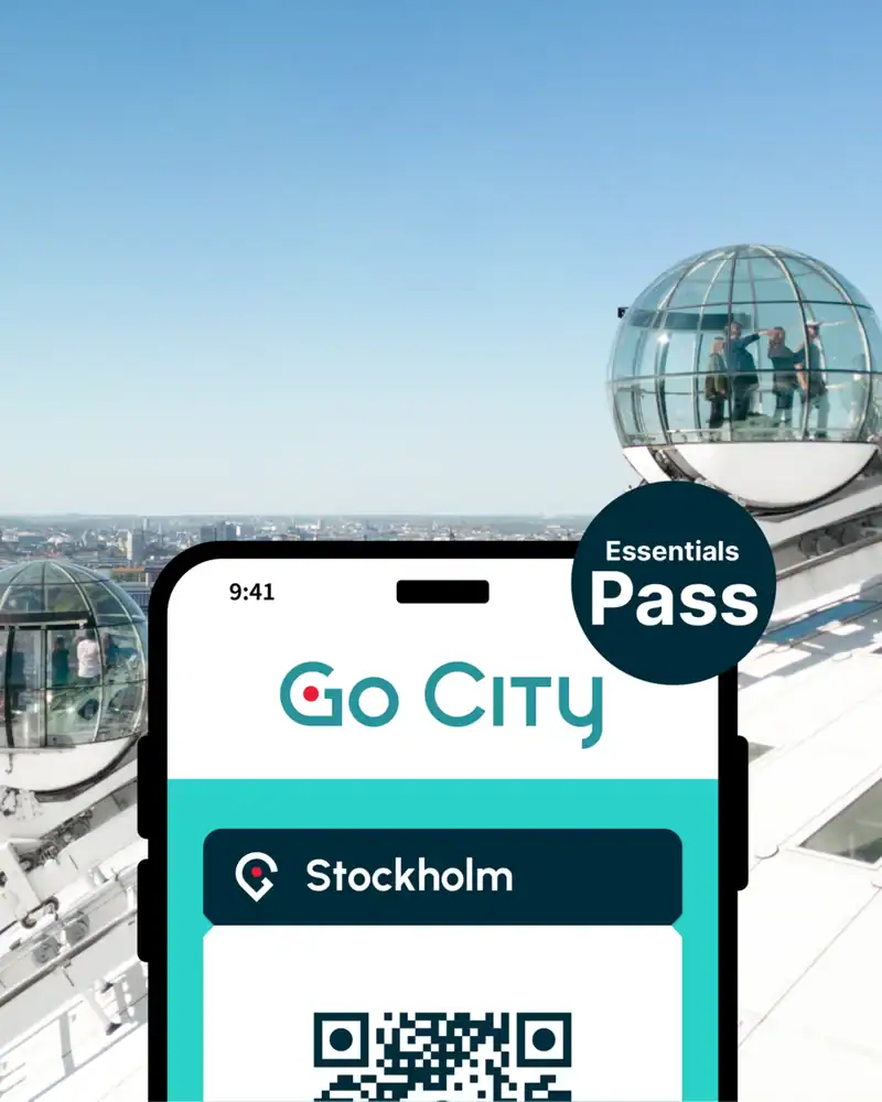 SkyView Stockholm Gondeln über der Stadt mit Go City Essentials Pass auf dem Smartphone
